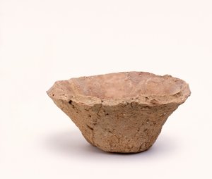 وعاء بدائي من نينوى (طين)
